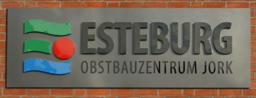 Das Logo am neuen Haupteingang